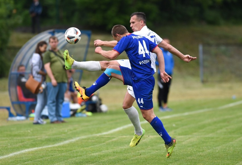 4 liga podkarpacka. Polonia Przemyśl przegrała z Karpatami Krosno 0:1. Gol po spalonym? [ZDJĘCIA]