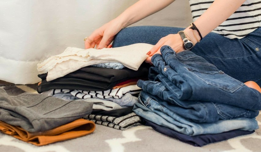 Czas na wiosenne porządki! Jak zrobić porządek w szafie z ubraniami? 7 prostych kroków