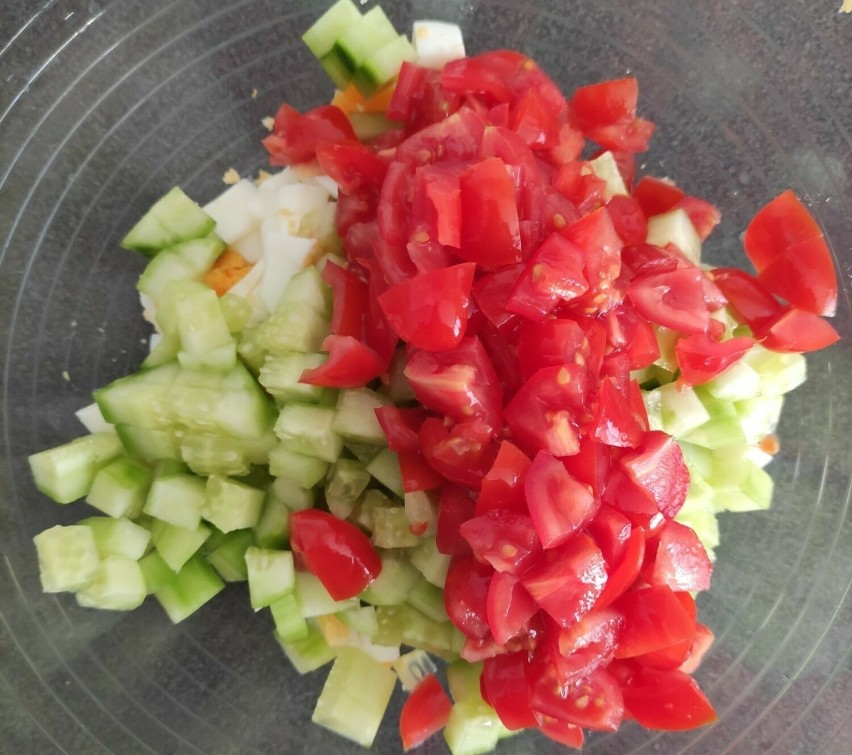 Pokrój pomidory i dodaj do salaterki.