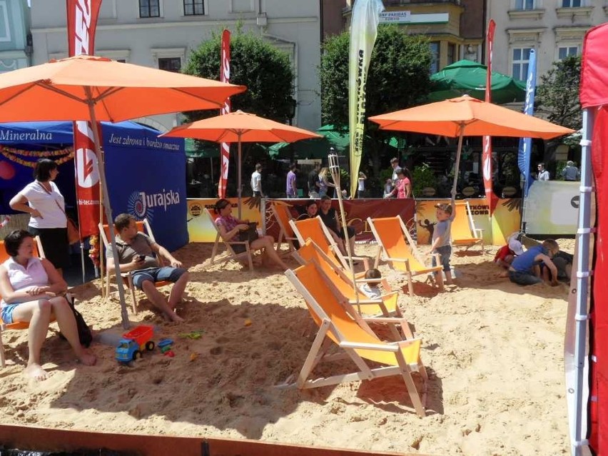 Cieszyn: Trwa Plaża - Siatkówka Plażowa. Zobacz jak można się fajnie bawić na cieszyńskim rynku