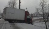 Wypadek w Przyborowie. Samochód dostawczy uderzył w drzewo