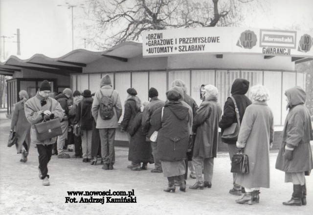 Większość fotografii, które tym razem wydobyliśmy z archiwum "Nowości" pochodzi z lat 90. Dla urozmaicenia dodaliśmy jednak kilka ujęć z wcześniejszej dekady, natomiast "Beczka piwa" pamięta z pewnością lata 70. Miłego oglądania >>>>>>>