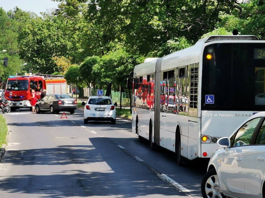 Wypadek przy ul. św. Józefa w Toruniu. Doszło do zderzenia...