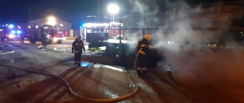 Straż Pożarna Śrem. Nocny pożar w Mszczyczynie. Z ogniem walczyło 21 strażaków