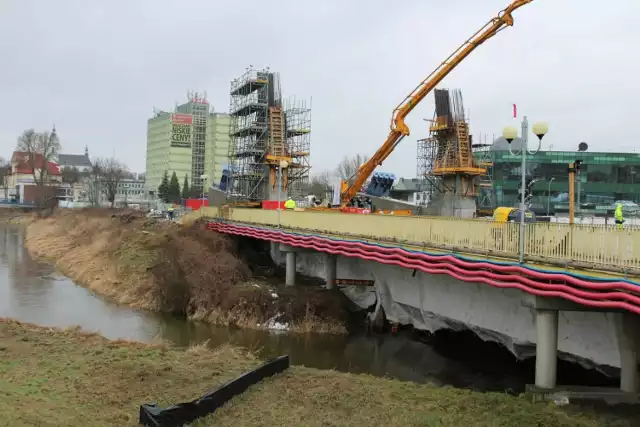 Trwają pracy przy budowie nowego mostu w Ostrowcu. Na kolejnych zdjęciach zobaczcie jak idą prace