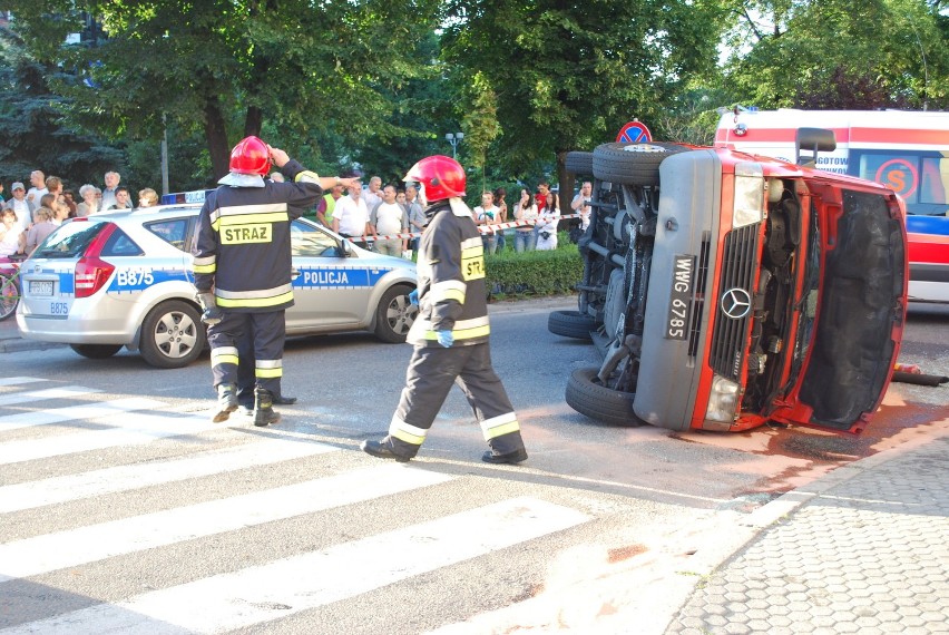 Głogów: Zderzenie busa z alfa romeo. Pięć osób trafiło do szpitala (ZDJĘCIA)