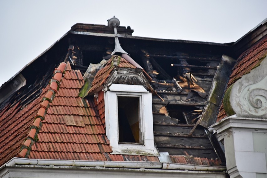 Pożar zniszczył strop jednego z mieszkań oraz fragment dachu...