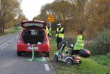 Tragiczna śmierć na Mazowszu. 92-latek na wózku był ciągnięty na holu przez samochód. Wózek przewrócił się