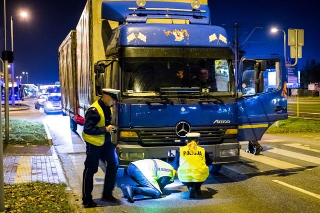 Wypadek na ulicy Wojska Polskiego - Polna w Bydgoszczy. Na miejscu działają policjanci. Kobieta w stanie ciężkim trafiła do szpitala. 

W wyniku wypadku pojawiły się znaczne utrudnienia w ruchu. Autobusy linii 53, 56, 61, 69, 79, 86 i 89 w kierunku Ujejskiego kursowały z pominięciem przystanku Wzgórze Wolności. 

Jak poinformował rzecznik Komendy Wojewódzkiej Policji w Bydgoszczy starsza kobieta przechodziła na przejściu dla pieszych. Okoliczności tego wypadku są ustalane przez policjantów. 

Kobieta jest w stanie zagrażającym życiu. 



