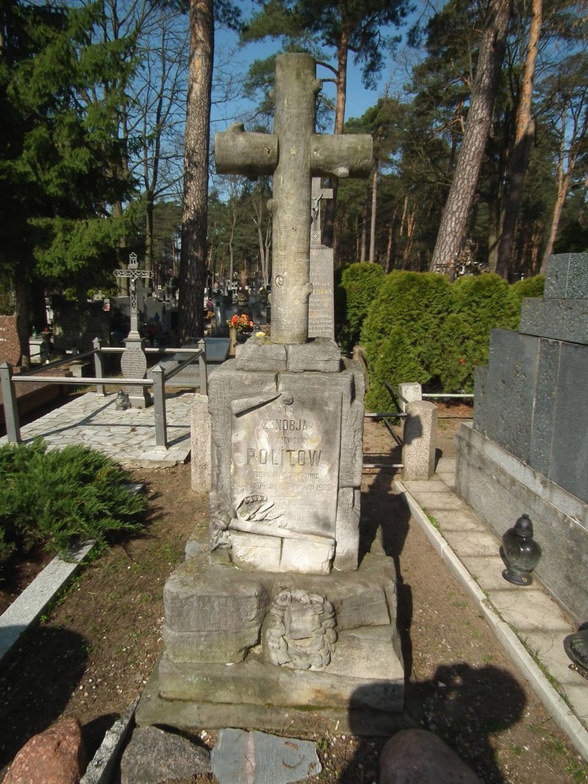 Zabytkowe nagrobki na cmentarzu  parafialnym w Augustowie. Niektóre to prawdziwe dzieła sztuki [Zdjęcia]