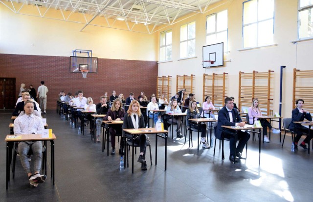 Około 200 maturzystów w powiecie międzychodzkim pisze dzisiaj egzamin z matematyki. Zajrzeliśmy rano do Zespołu Szkół w Sierakowie (8.05.2023).
