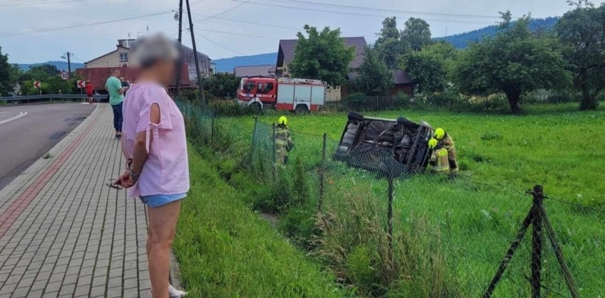 W Babicach koło Przemyśla samochód z 4 osobami w środku wypadł z drogi [ZDJĘCIA, WIDEO]