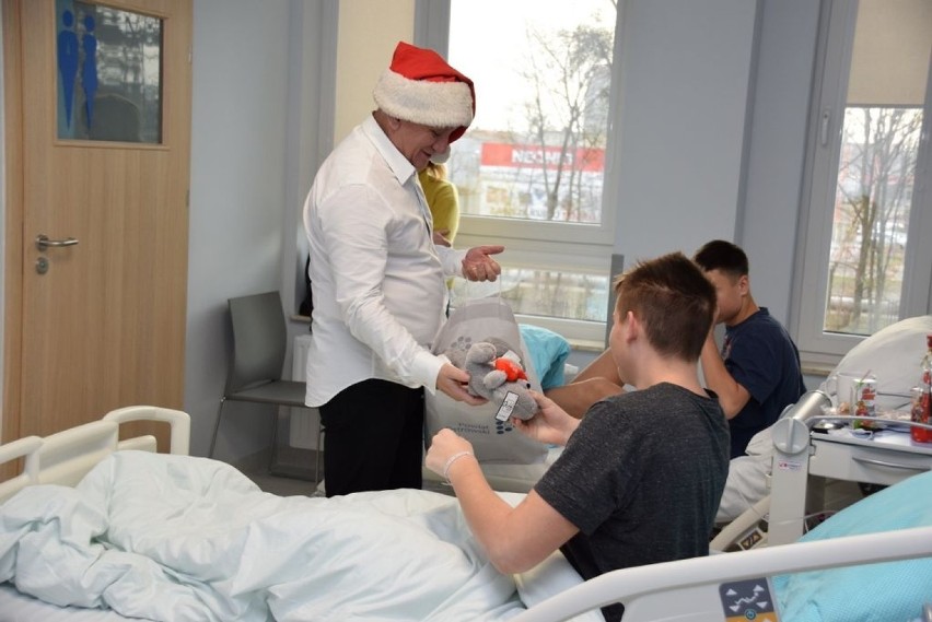Niezwykły Mikołaj odwiedził pacjentów ostrowskiego szpitala