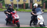 Wspólny patrol na skuterach policjanta i strażnika miejskiego. Dojedzie  wszędzie....