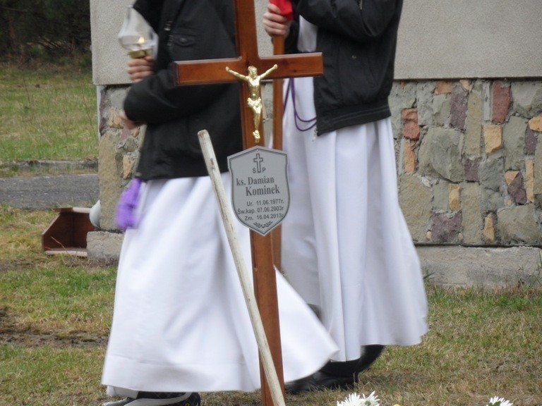 Rusinowice: Pogrzeb ks. Damiana Kominka [ZDJĘCIA]. Duszpasterza żegnały tłumy wiernych