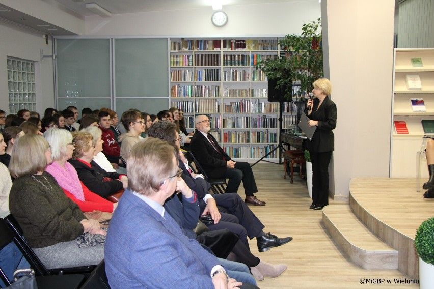 Spotkanie z prof. Andrzejem Marciniakiem w wieluńskiej bibliotece FOTO