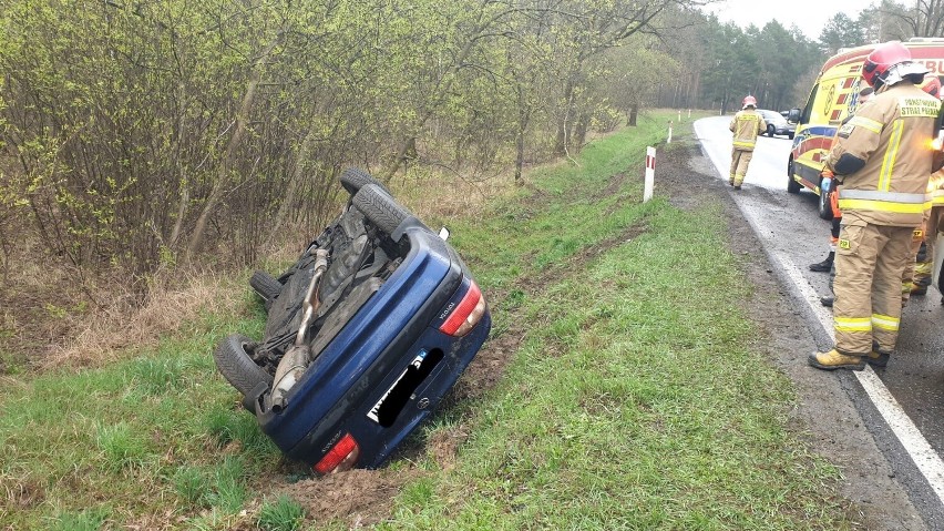 Wypadek na drodze krajowej nr 60. Auto dachowało w Kaszewcu. 15.04.2023
