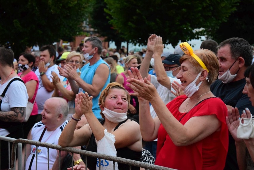 Zobaczcie, jak przy dźwiękach serwowanych przez Bayer Full i...