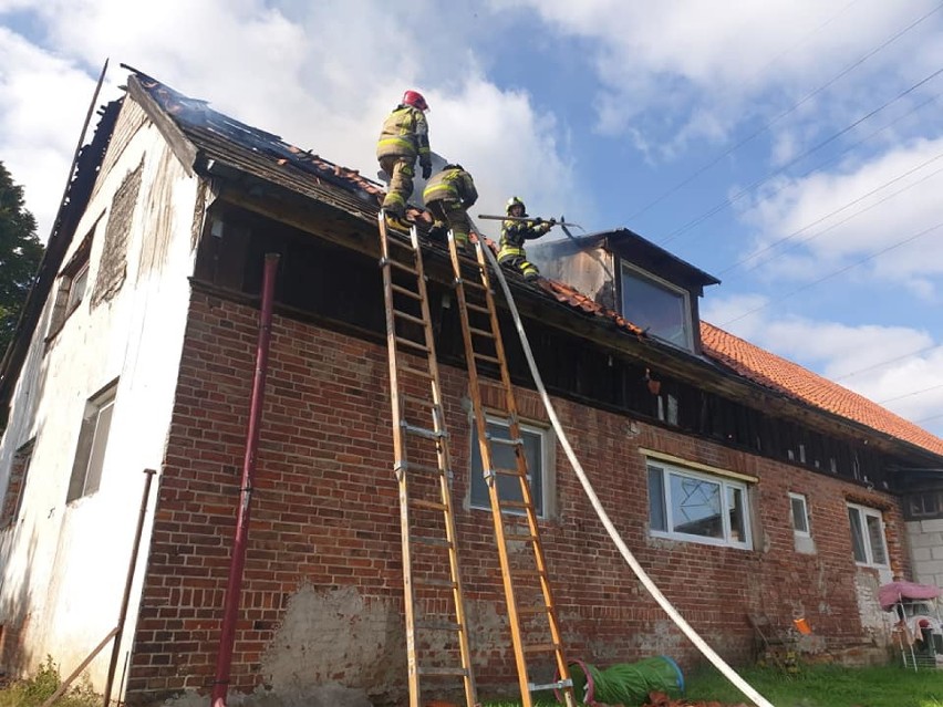 Pożar domu w Straszynie. Poddasze gasiło kilka zastępów strażaków |ZDJĘCIA