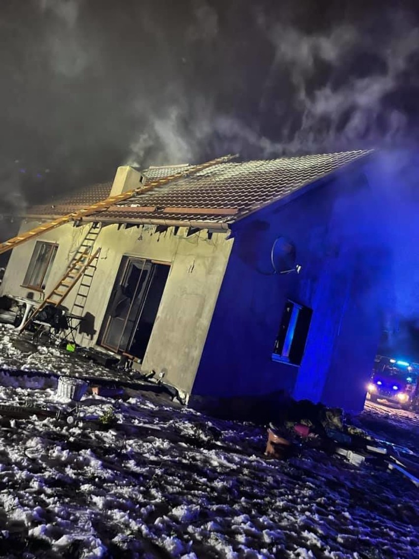 W nocy spłonął dom w Czatkowach koło Tczewa. Rodzina z dwójką dzieci potrzebuje pomocy