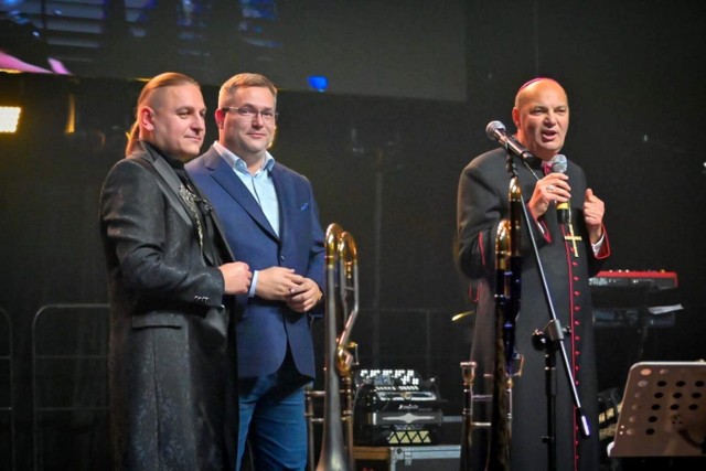 Koncert Golec uOrkiestra w Będzin Arenie

Zobacz kolejne zdjęcia/plansze. Przesuwaj zdjęcia w prawo naciśnij strzałkę lub przycisk NASTĘPNE