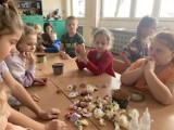 Dzieci z Łeby twórczo spędzają ferie. Zajęcia w szkole podstawowej i bibliotece