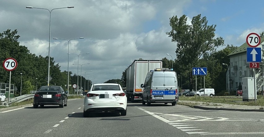 Zderzenie w Kielcach. Ciężarówka najechała na tył samochodu osobowego. Zobacz zdjęcia