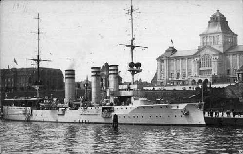 Trzykominowy, lekki krążownik Hochseeflotte u stóp Hakenterasse (obecnych Wałów Chrobrego).