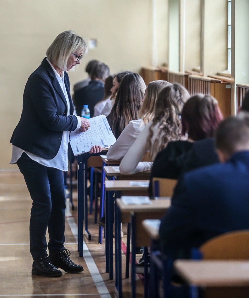 Rozpoczęły się egzaminy gimnazjalne. W Gdańsku, mimo strajku, egzamin odbył się we wszystkich szkołach [zdjęcia]