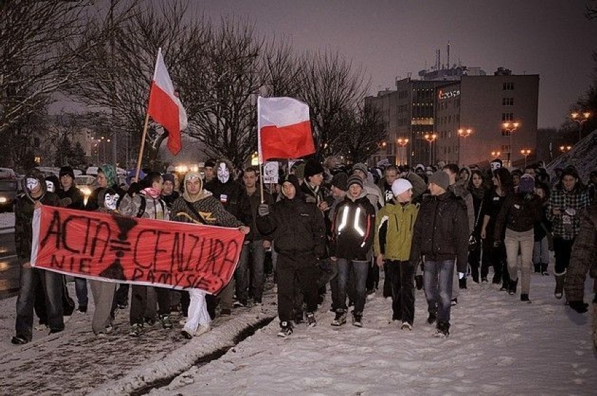 Grupa protestujących poruszała się chodnikami nie...