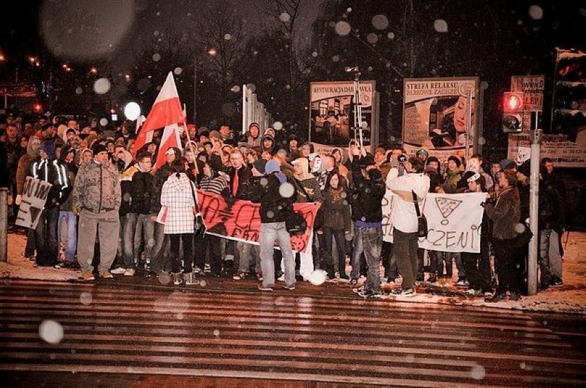 Manifestacja zatrzymywała się nawet na czerwonym świetle....