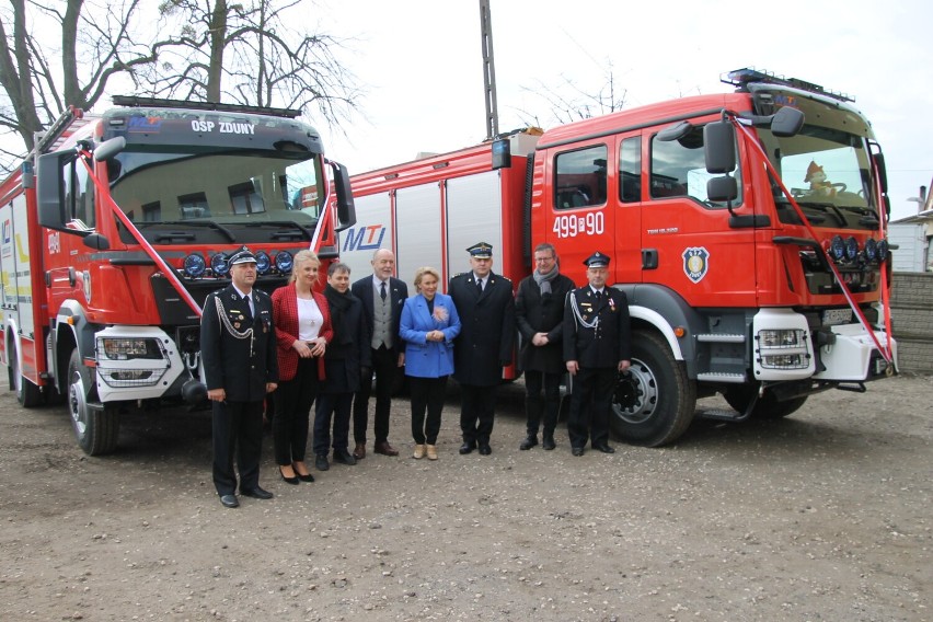 Przekazano dwa pojazdy pożarnicze dla OSP w Zdunach [ZDJĘCIA + FILM]