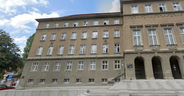 Elewacja budynku opolskiej policji zostanie odnowiona.