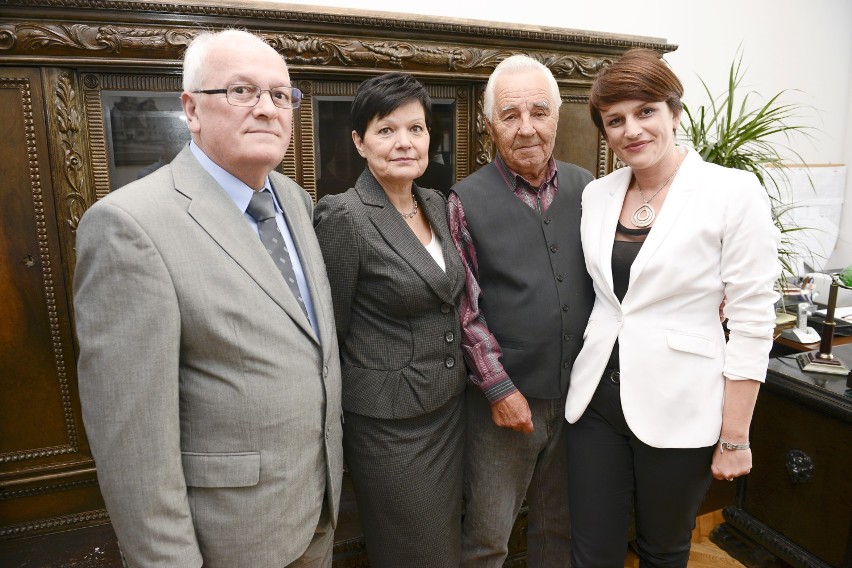 Od lewej stoją: Jerzy Martin, Zofia Wypchło, Józef Bober i...