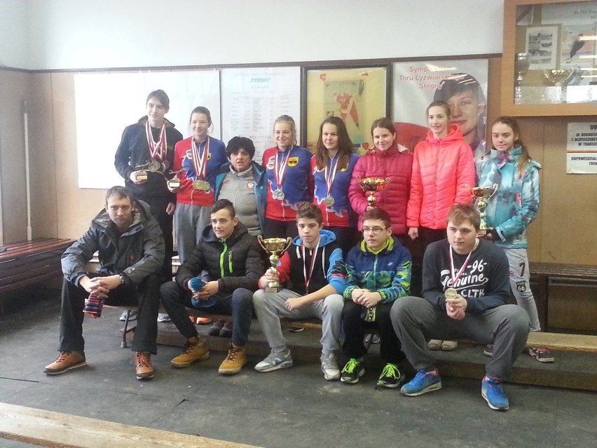 14 medali młodych tomaszowskich panczenistów