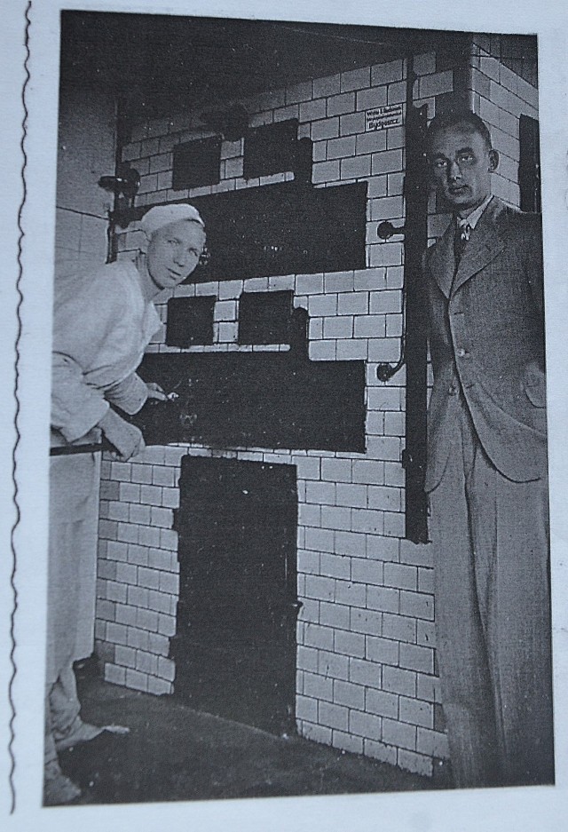 "Szamotulanka". Na zdjęciu (wykonanym w latach 30. XX wieku)  z lewej Edmund Wąsiewicz, pracownik cukierni. Z prawej Aleksander Burzyński, ówczesny właściciel "Szamotulanki"