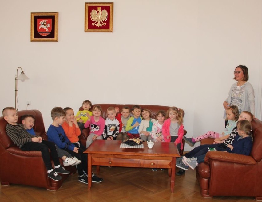 Przedszkolaki odwiedziły Starostwo Powiatowe w Puławach (Zdjęcia)