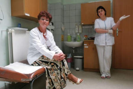 Doktor Urszula Szaleniec (z lewej) i pielęgniarka Izabela Bonk nadal odczuwają skutki pobicia przez pijanego pacjenta. Fot. Karina Trojok