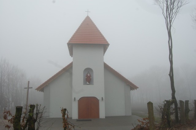 Nowa kaplica wzniesiona została dość daleko od klasztoru. Posługę duszpasterską sprawują tu nadal księża pallotyni.