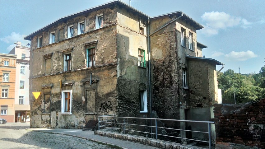 Te wałbrzyskie kamienice potrzebują pilnych remontów. To...