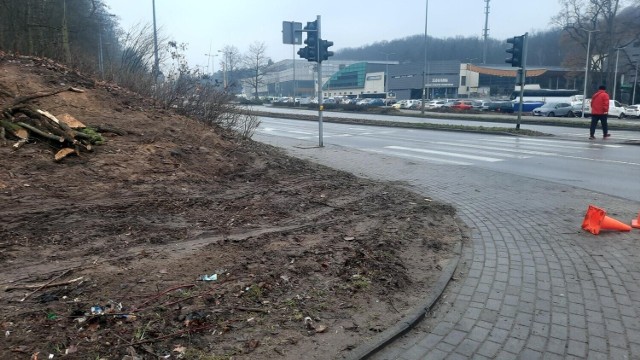 Przygotowania do budowy ronda zaczęły się w lutym od wycięcia ok. 70 drzew na skarpie u zbiegu Fredry i Słowiańskiej.