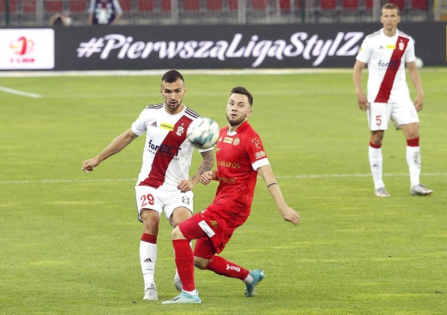 Pokusiliśmy się o porównanie składów ŁKS i Widzewa na sobotnie derby pozycja po pozycji. Od bramkarzy do napastników wybraliśmy, naszym subiektywnym zdaniem, lepszych piłkarzy na danej pozycji. W tej świętej wojnie uzyskaliśmy zaskakujący wynik. A zatem uruchamiamy naszą porównywarkę.
CZYTAJ DALEJ NA KOLEJNYCHSLAJDACH