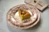 Ciasto drożdżowe z rabarbarem na podwieczorek. Wypróbuj przepis na puszysty wypiek z sezonowym warzywem. Znamy trik na dłużej świeże ciasto