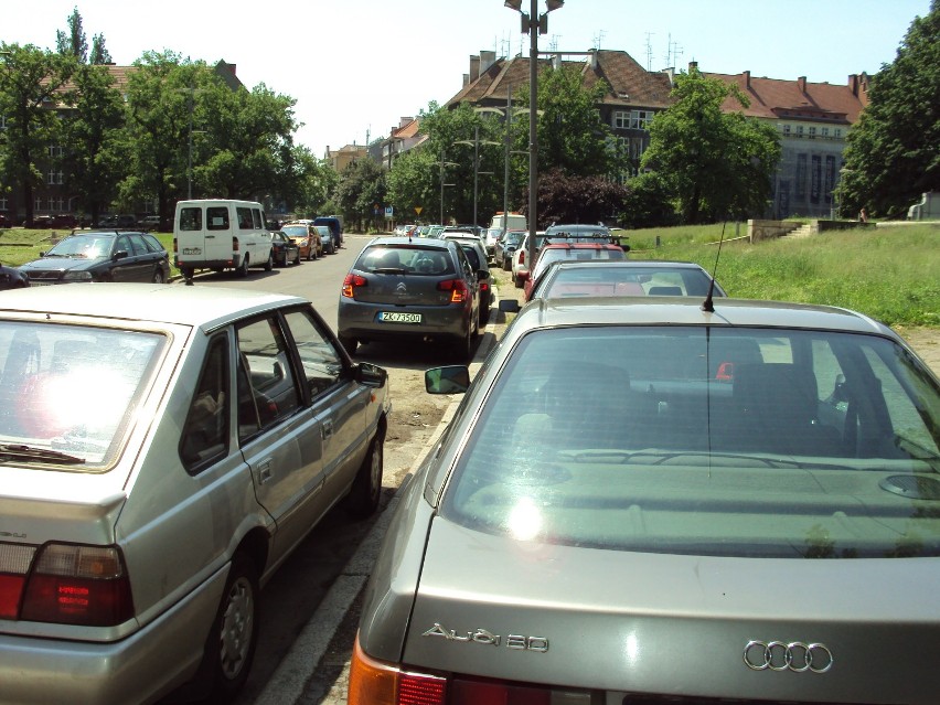 Podwójny rząd samochodów na ul. Henryka Pobożnego (plac Mickiewicza)