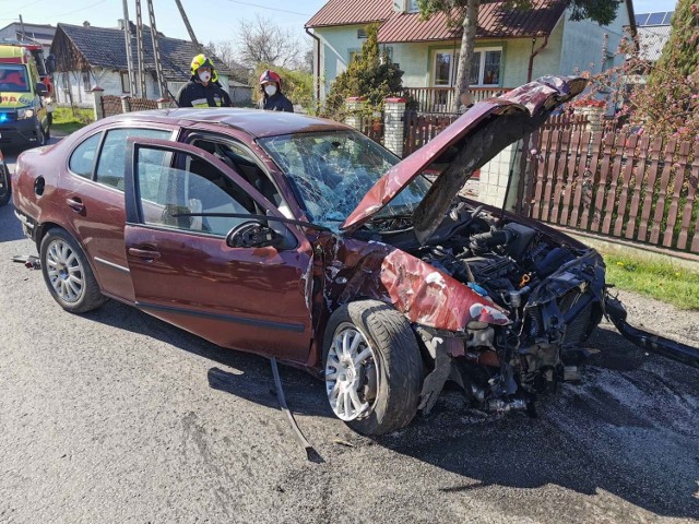 Do zdarzenia doszło w czwartek około godz. 15 w Bolestraszycach pod Przemyślem. Seat zderzył się z volkswagenem. Pogotowie ratunkowe zabrało do szpitala dwie osoby z seata. Droga jest zablokowana. Kierowcy kierowani są na objazdy. 

Aktualizacja, godz. 18.10
- Kierujący seatem jadąc w kierunku miejscowości Wyszatyce, zjechał na przeciwległy pas ruchu i uderzył w volkswagena polo. Następnie mężczyzna stracił panowanie nad pojazdem i najechał na ogrodzenie posesji - powiedziała podkom. Marta Fac z KMP w Przemyślu.

Do szpitala zabrano dwóch mężczyzn z seata w wieku 26 i 28 lat z pow. przemyskiego. 51-latce z pow. przemyskiego, która kierowała polo, nic się nie stało. Na miejscu pracowała grupa dochodzeniowo-śledcza i technik kryminalistyki. Policjanci ustalają dokładne okoliczności wypadku.