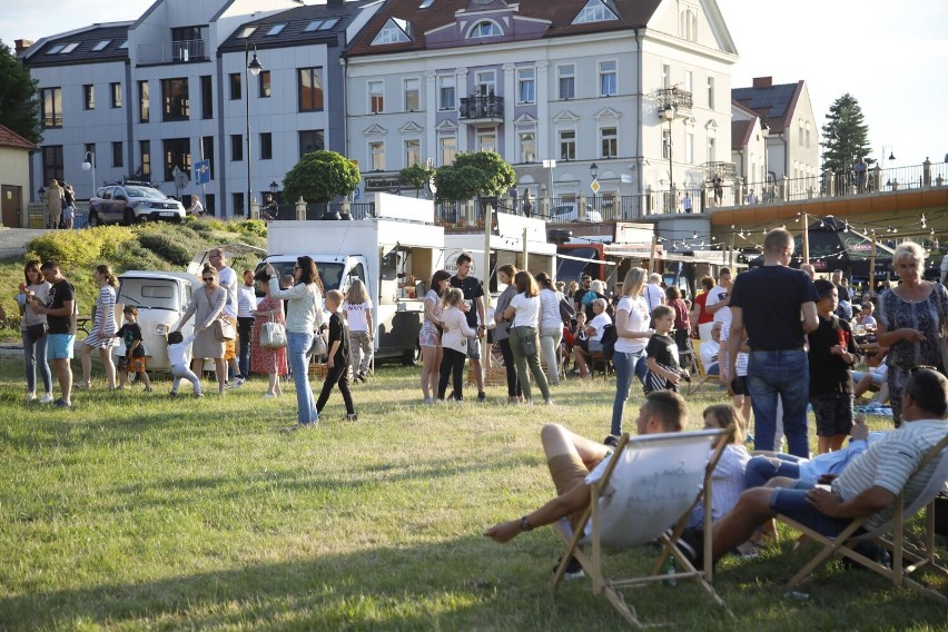 Konin. Początek Miasteczka Food Trucków i coolturalnego weekendu. Dwa koncerty na scenie nad Wartą