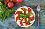 Wyśmienita sałatka caprese. Mozzarella z pomidorami w najlepszym wydaniu. Wypróbuj przepis na najbardziej znaną włoską sałatkę