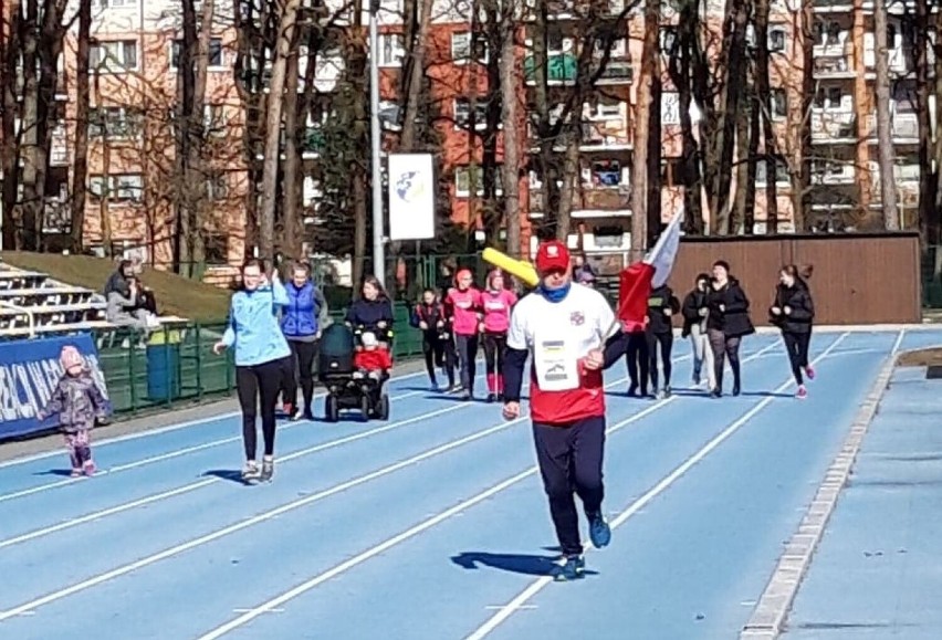 Biegają i chodzą dla uchodźców z Ukrainy. Charytatywna akcja na stadionie w Goleniowie