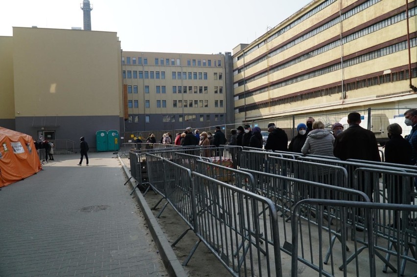 25.03.2021 poznan ww szpital hcp szczepienia covid kolejka...