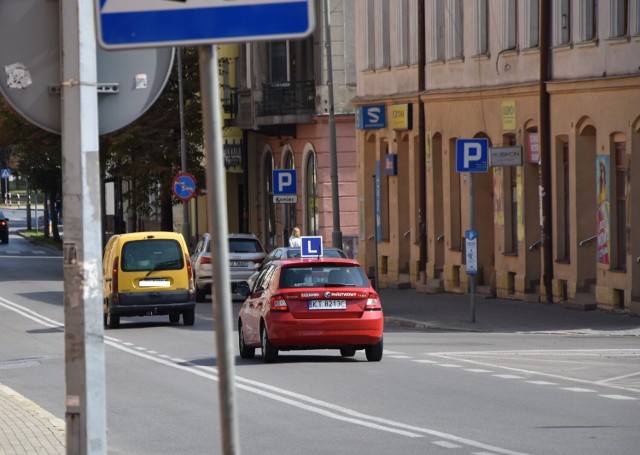 Dotąd po ulicach Tarnowa jeździły czerwone samochody egzaminacyjne MORD. Nadal będą to skody fabie, ale teraz koloru granatowego